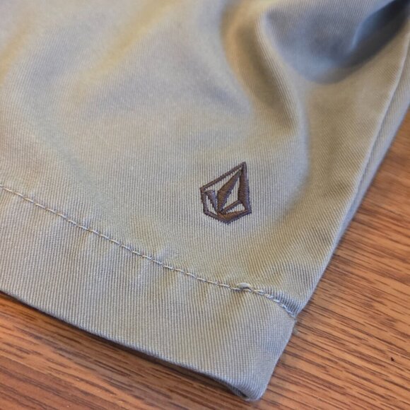 Vintage Volcom Shorts Men’s 36x10” Skater Y2K Grunge Baggy Beige Khakis - Picture 12 of 14